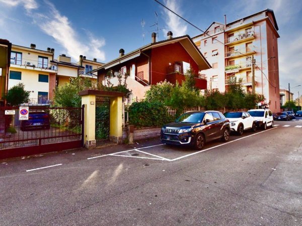 casa indipendente in vendita a Cinisello Balsamo in zona Robecco