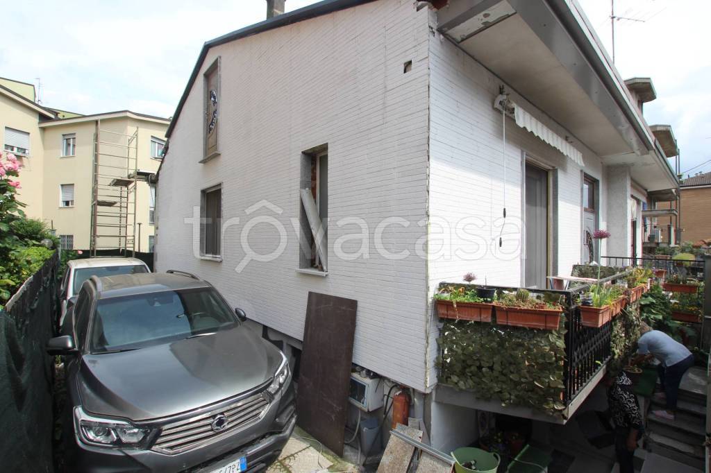 casa indipendente in vendita a Cinisello Balsamo in zona Sant'Eusebio