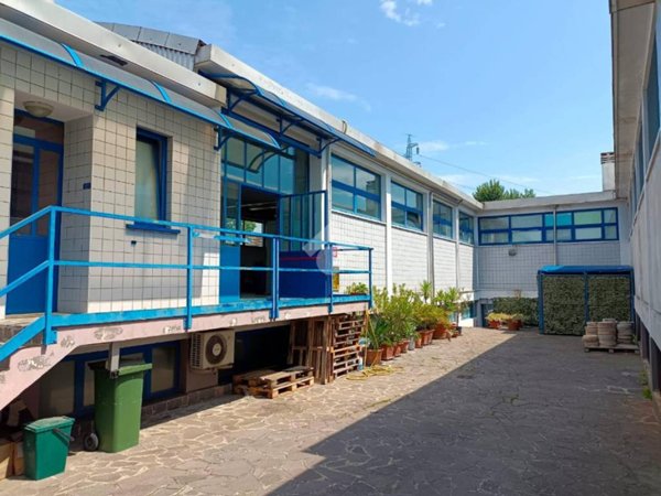 locale commerciale in vendita a Cinisello Balsamo in zona Robecco