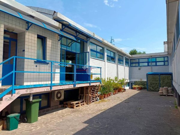 locale commerciale in vendita a Cinisello Balsamo in zona Robecco