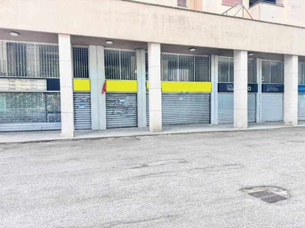 negozio in vendita a Cinisello Balsamo in zona Campo dei Fiori