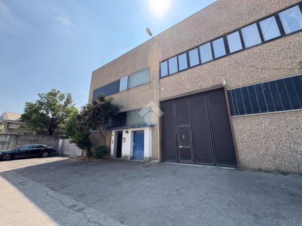 locale commerciale in vendita a Cinisello Balsamo in zona Robecco