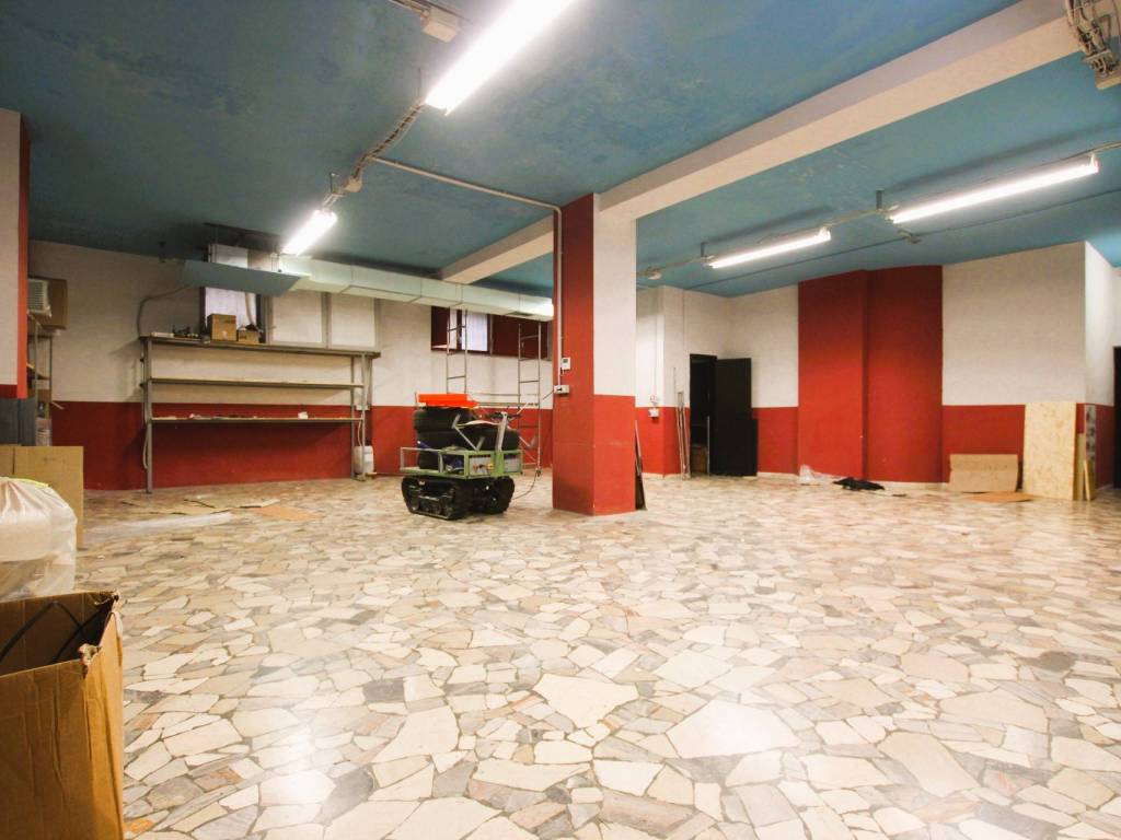 locale commerciale in vendita a Cinisello Balsamo in zona Robecco