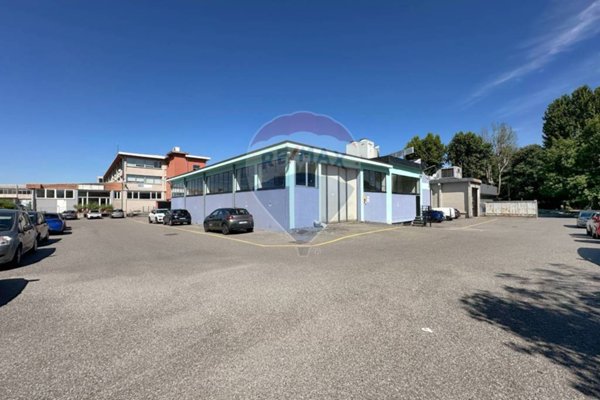 locale commerciale in vendita a Cinisello Balsamo in zona Robecco