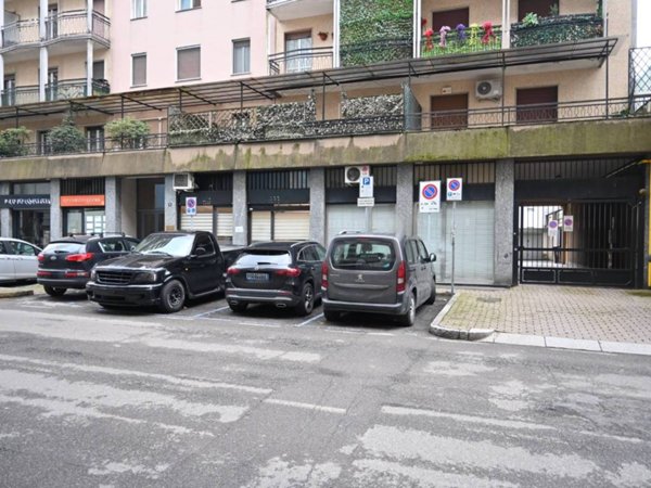 negozio in vendita a Cinisello Balsamo in zona Robecco