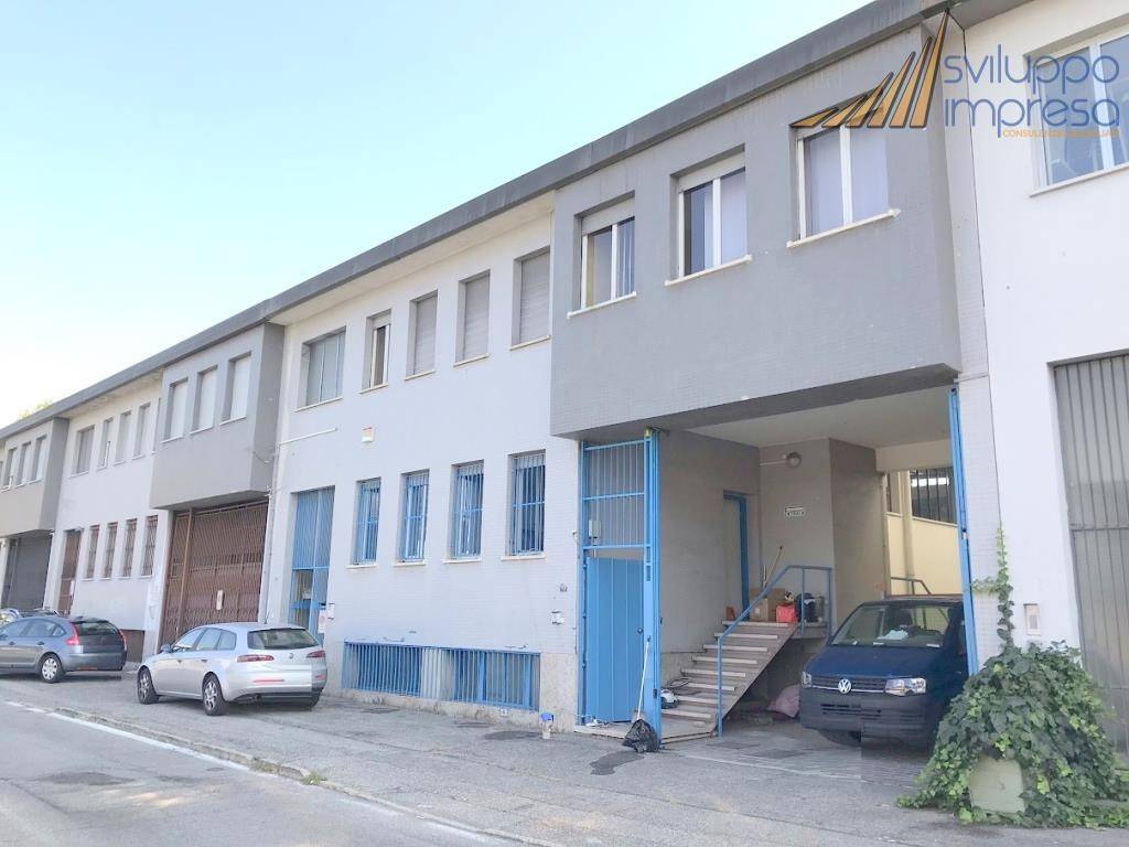 locale commerciale in vendita a Cinisello Balsamo in zona Robecco