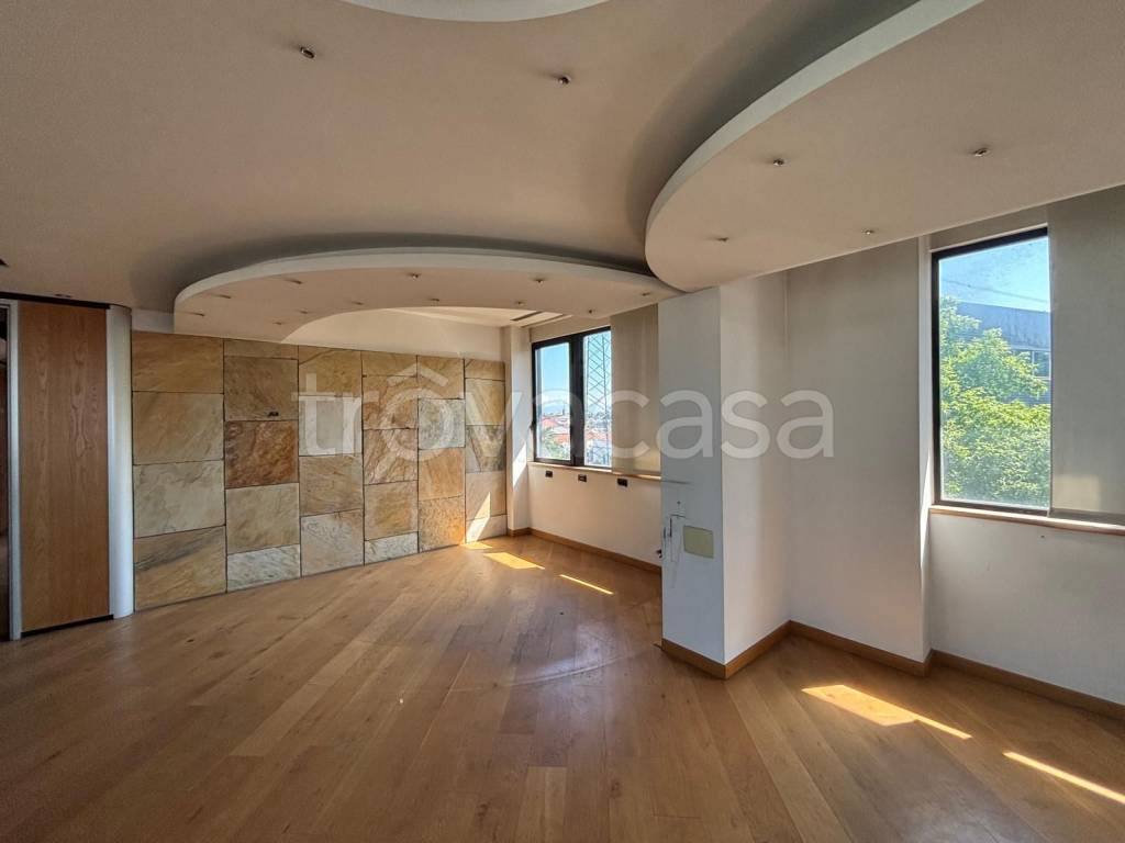 locale commerciale in vendita a Cinisello Balsamo in zona Bettola