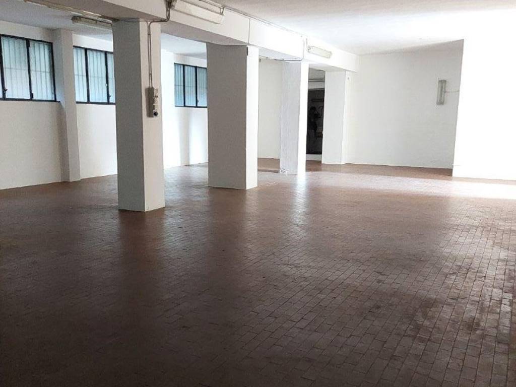 locale commerciale in vendita a Cinisello Balsamo in zona Robecco