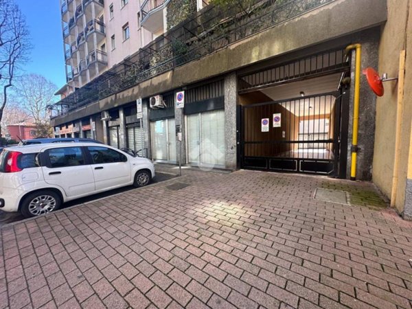 negozio in vendita a Cinisello Balsamo in zona Robecco