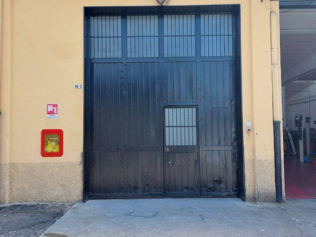 locale commerciale in vendita a Cinisello Balsamo in zona Robecco