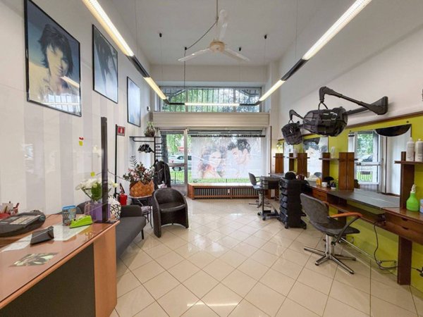 negozio in vendita a Cinisello Balsamo in zona Robecco