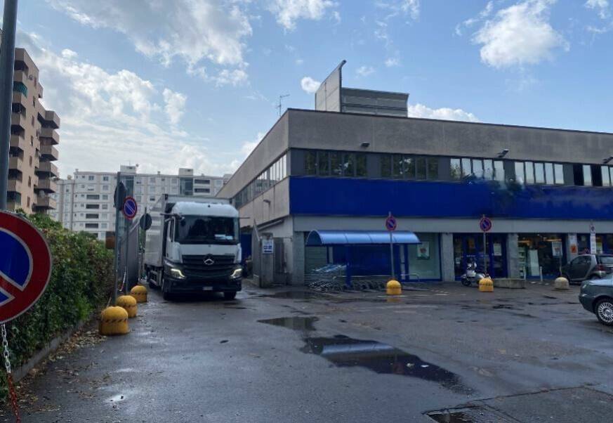 locale commerciale in vendita a Cinisello Balsamo in zona Campo dei Fiori