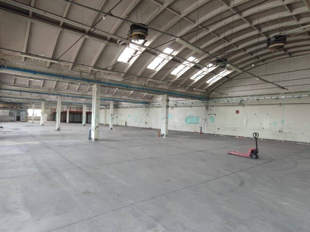 locale commerciale in vendita a Cinisello Balsamo in zona Robecco