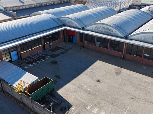 locale commerciale in vendita a Cinisello Balsamo in zona Robecco