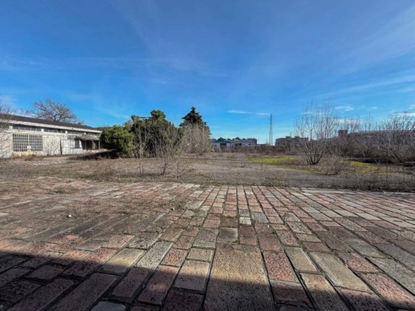 locale di sgombero in vendita a Cinisello Balsamo