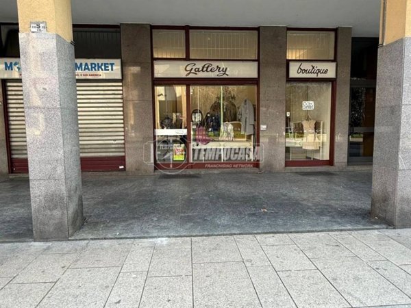 negozio in vendita a Cinisello Balsamo in zona Robecco