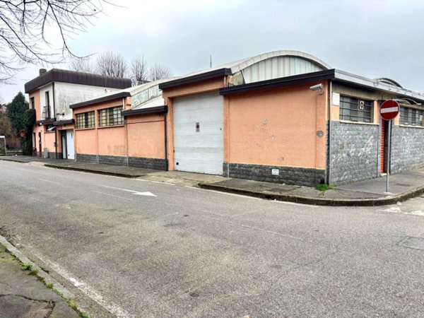 locale commerciale in vendita a Cinisello Balsamo in zona Robecco