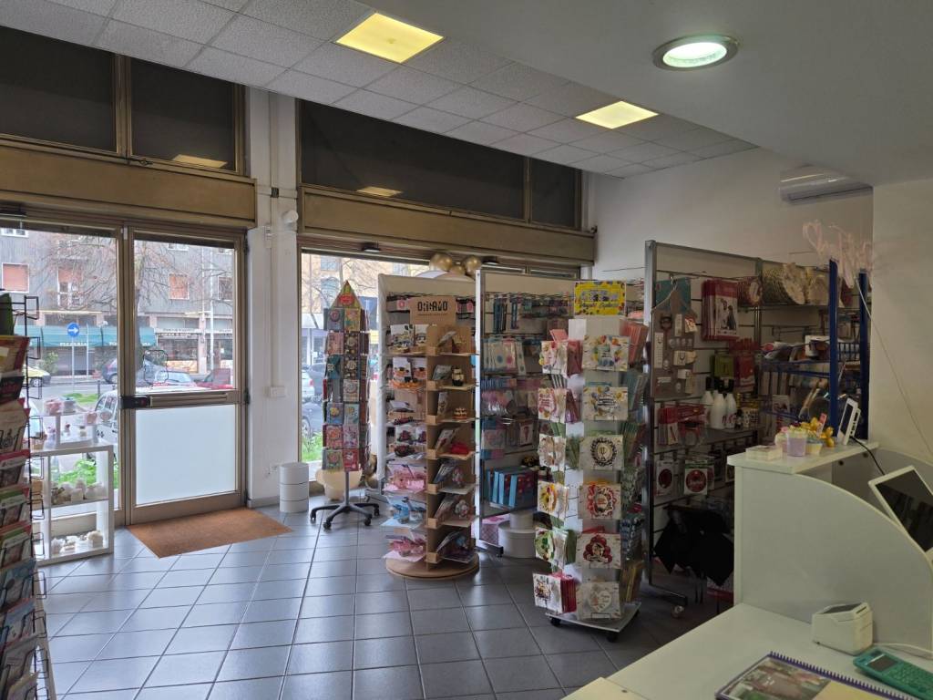 negozio in vendita a Cinisello Balsamo in zona Robecco