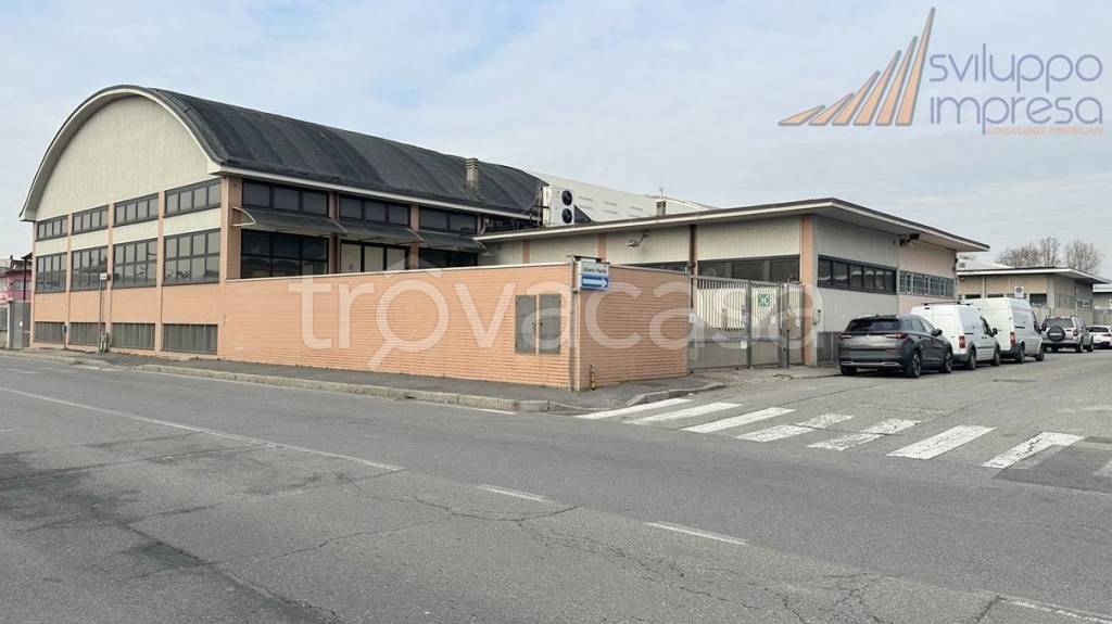 locale commerciale in vendita a Cinisello Balsamo in zona Bettola