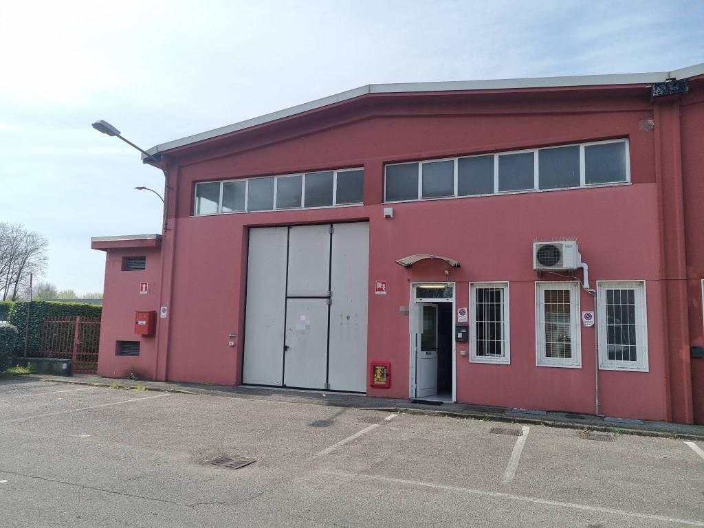 negozio in vendita a Cinisello Balsamo in zona Campo dei Fiori