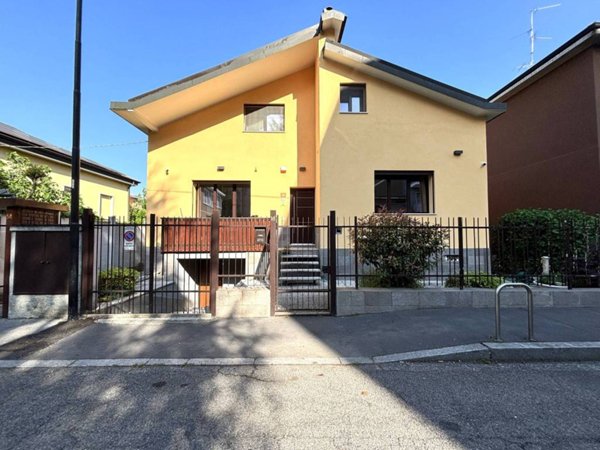 casa indipendente in vendita a Cinisello Balsamo in zona Robecco