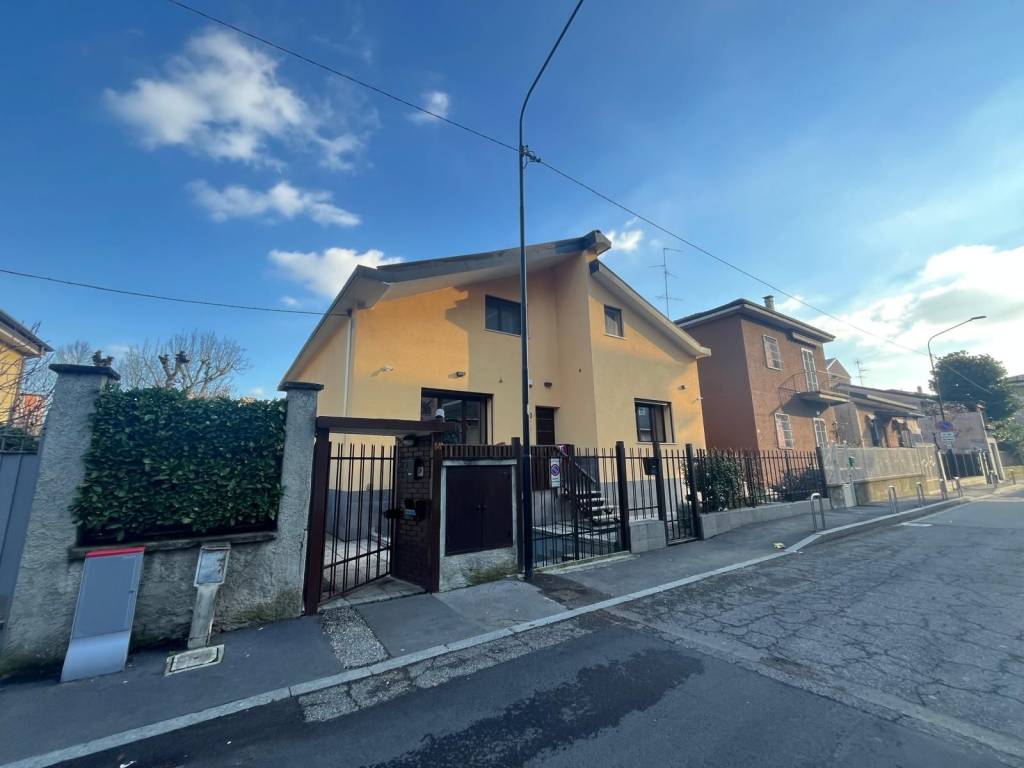 casa indipendente in vendita a Cinisello Balsamo in zona Robecco