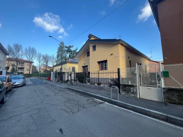 casa indipendente in vendita a Cinisello Balsamo in zona Robecco