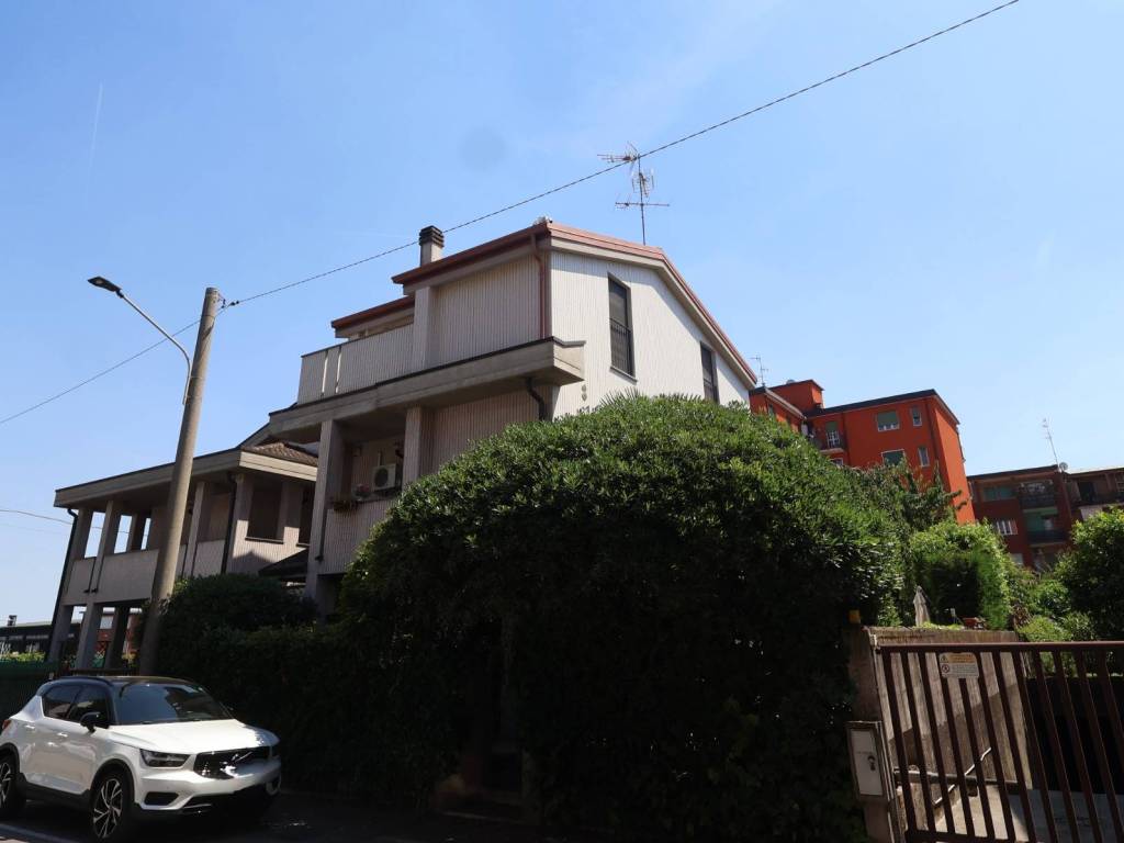 casa indipendente in vendita a Cinisello Balsamo in zona Robecco