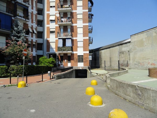 box auto in vendita a Cinisello Balsamo in zona Crocetta