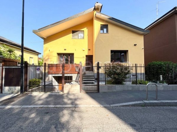 casa indipendente in vendita a Cinisello Balsamo in zona Robecco
