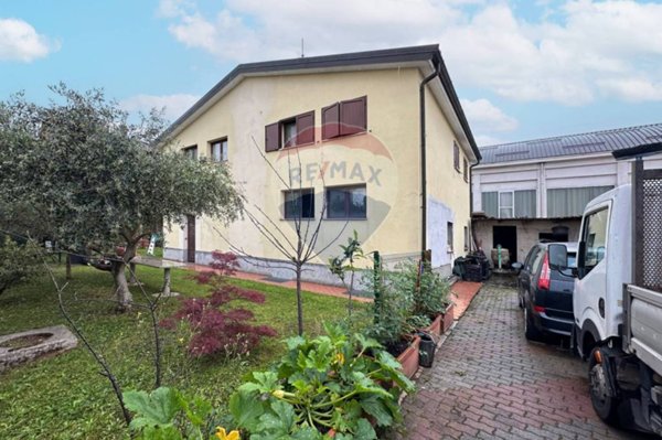 locale commerciale in vendita a Cologno Monzese in zona San Maurizio al Lambro