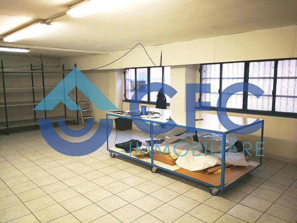 locale commerciale in vendita a Cologno Monzese in zona San Maurizio al Lambro