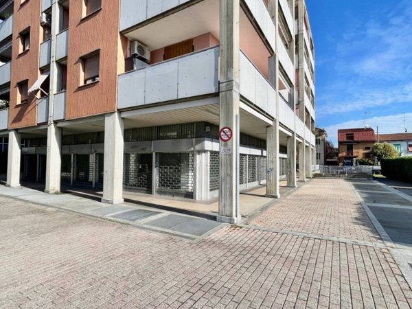 negozio in vendita a Cologno Monzese