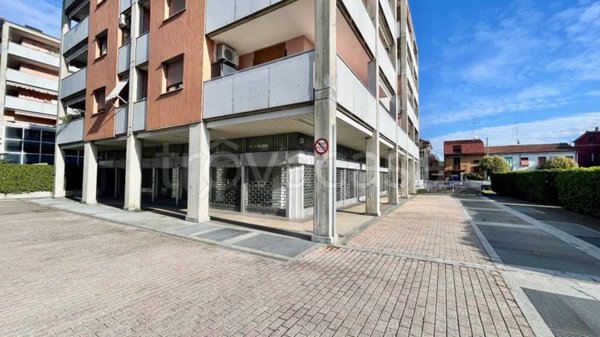 negozio in vendita a Cologno Monzese