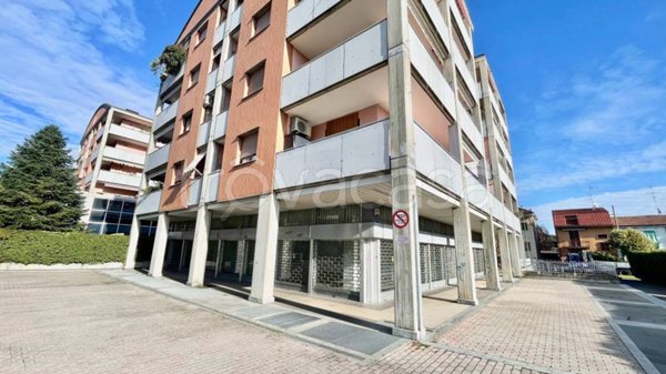 negozio in vendita a Cologno Monzese