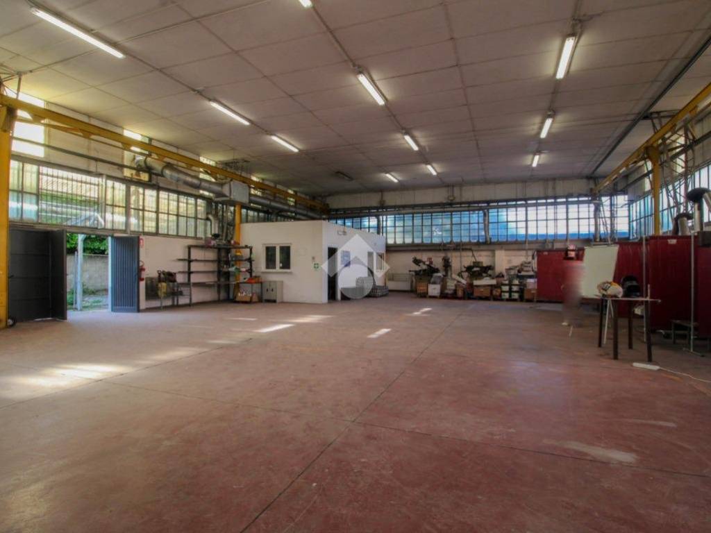 locale commerciale in vendita a Cologno Monzese in zona San Maurizio al Lambro