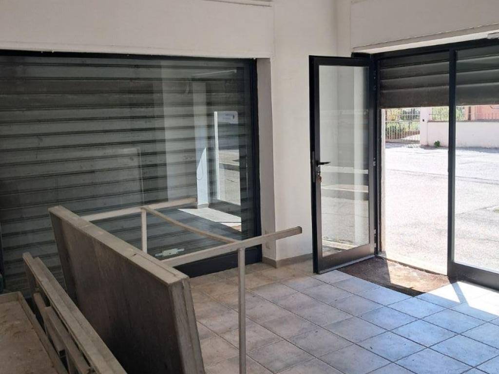 negozio in vendita a Cologno Monzese