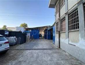 locale commerciale in vendita a Cologno Monzese in zona San Maurizio al Lambro