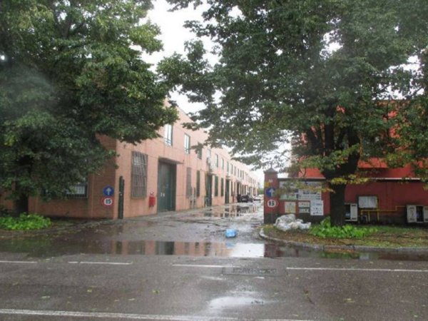 locale commerciale in vendita a Cologno Monzese in zona San Maurizio al Lambro