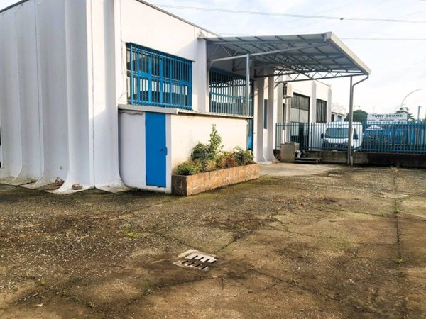 locale commerciale in vendita a Cologno Monzese in zona San Maurizio al Lambro