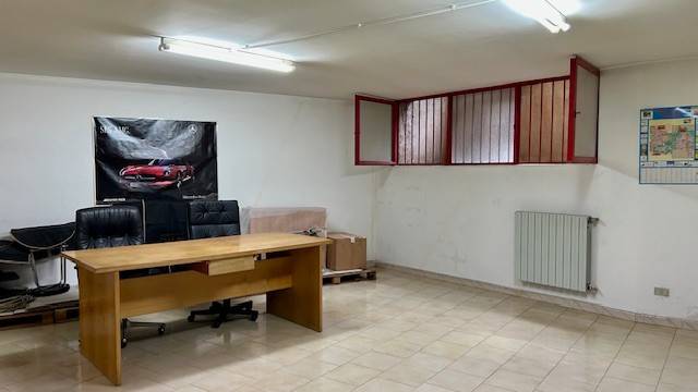 locale commerciale in vendita a Cologno Monzese in zona San Maurizio al Lambro