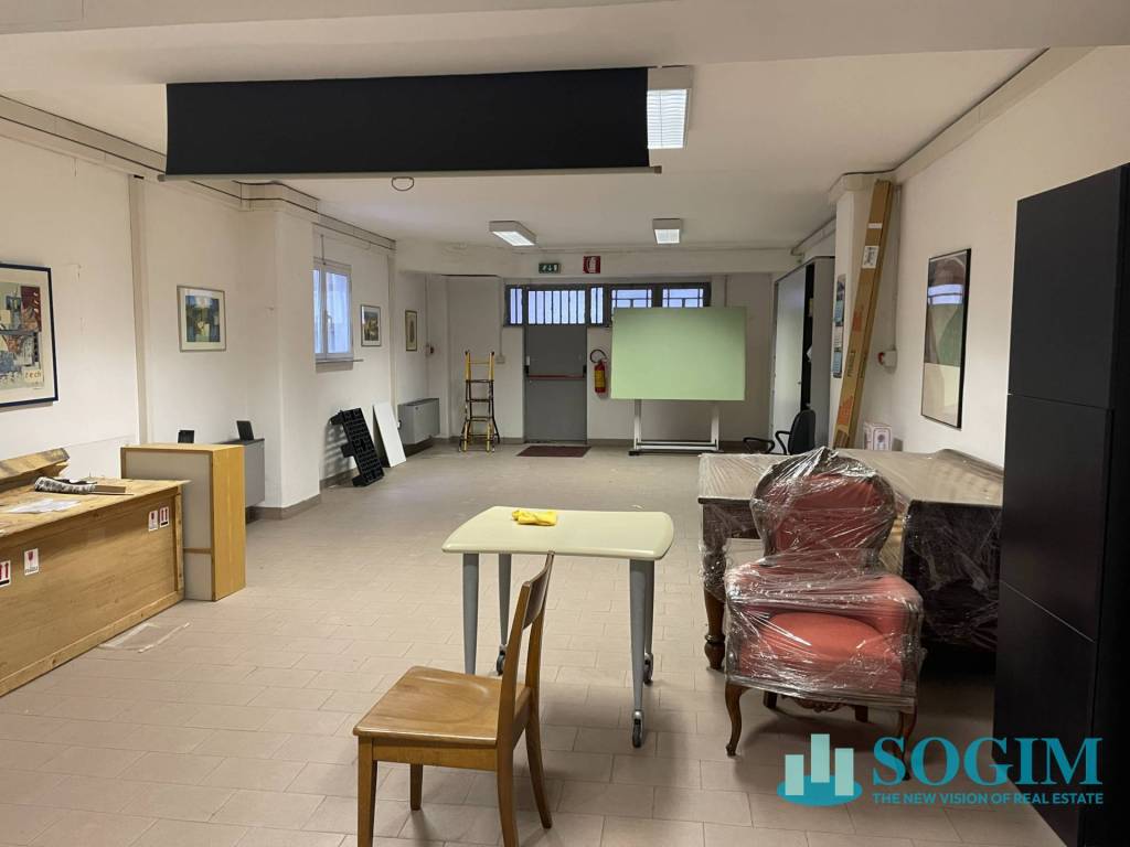 locale di sgombero in vendita a Cologno Monzese