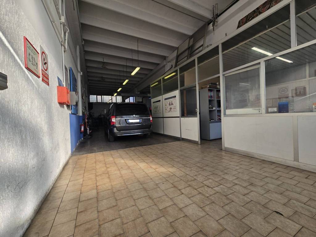 locale commerciale in vendita a Cologno Monzese in zona San Maurizio al Lambro