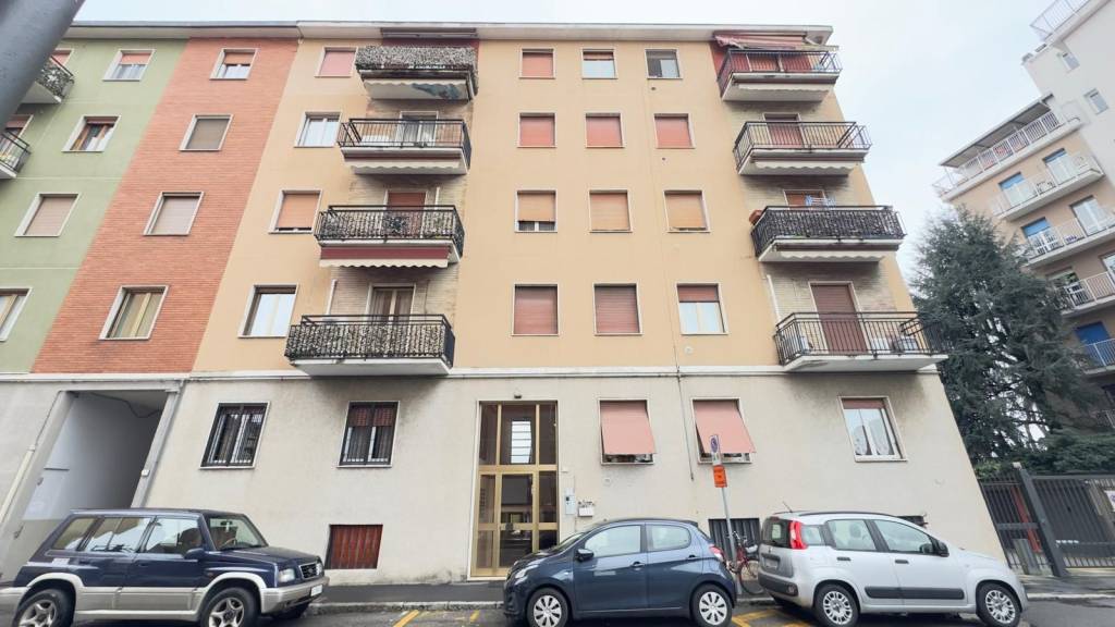 locale di sgombero in vendita a Cologno Monzese