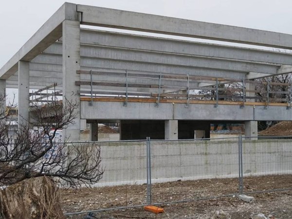 locale commerciale in vendita a Cologno Monzese in zona San Maurizio al Lambro