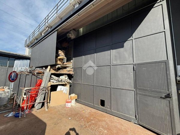 locale commerciale in vendita a Cologno Monzese in zona San Maurizio al Lambro