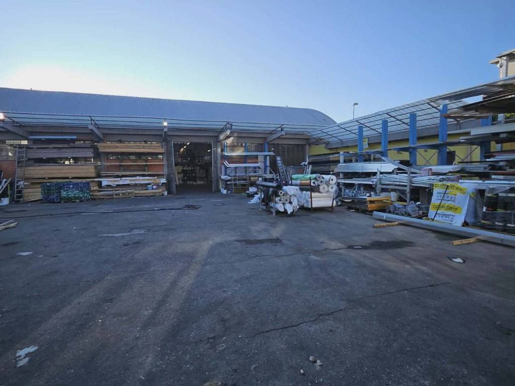 locale commerciale in vendita a Cologno Monzese in zona San Maurizio al Lambro