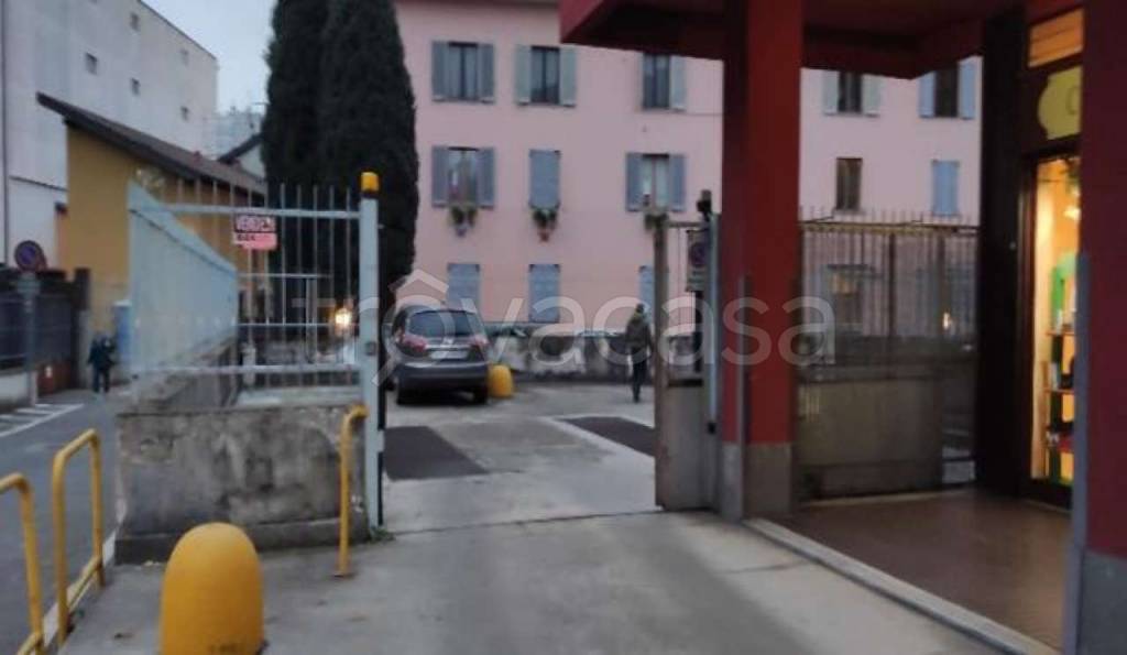locale commerciale in vendita a Cologno Monzese