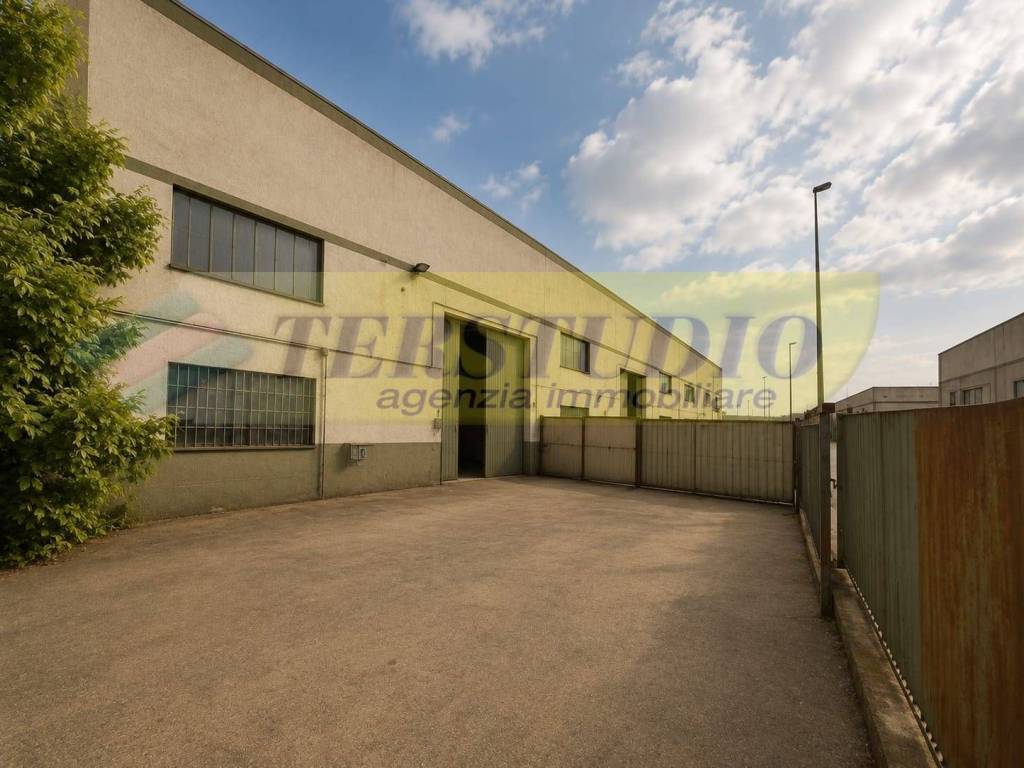 locale commerciale in vendita a Cologno Monzese in zona San Maurizio al Lambro