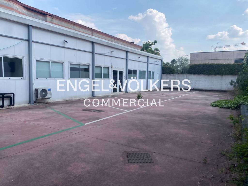 locale commerciale in vendita a Cologno Monzese